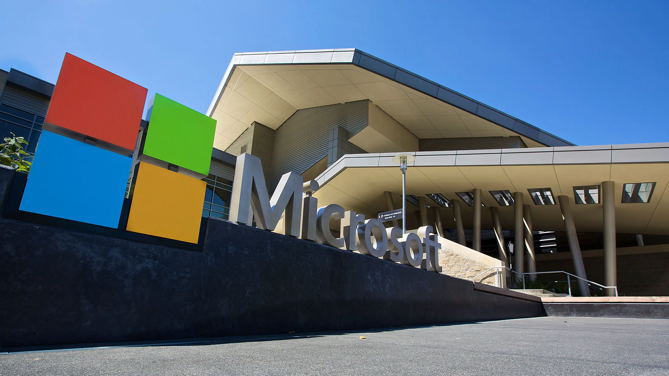 Microsoft Escalates AI Talent Battle by Targeting Meta’s Top Engineers with Lucrative Offers